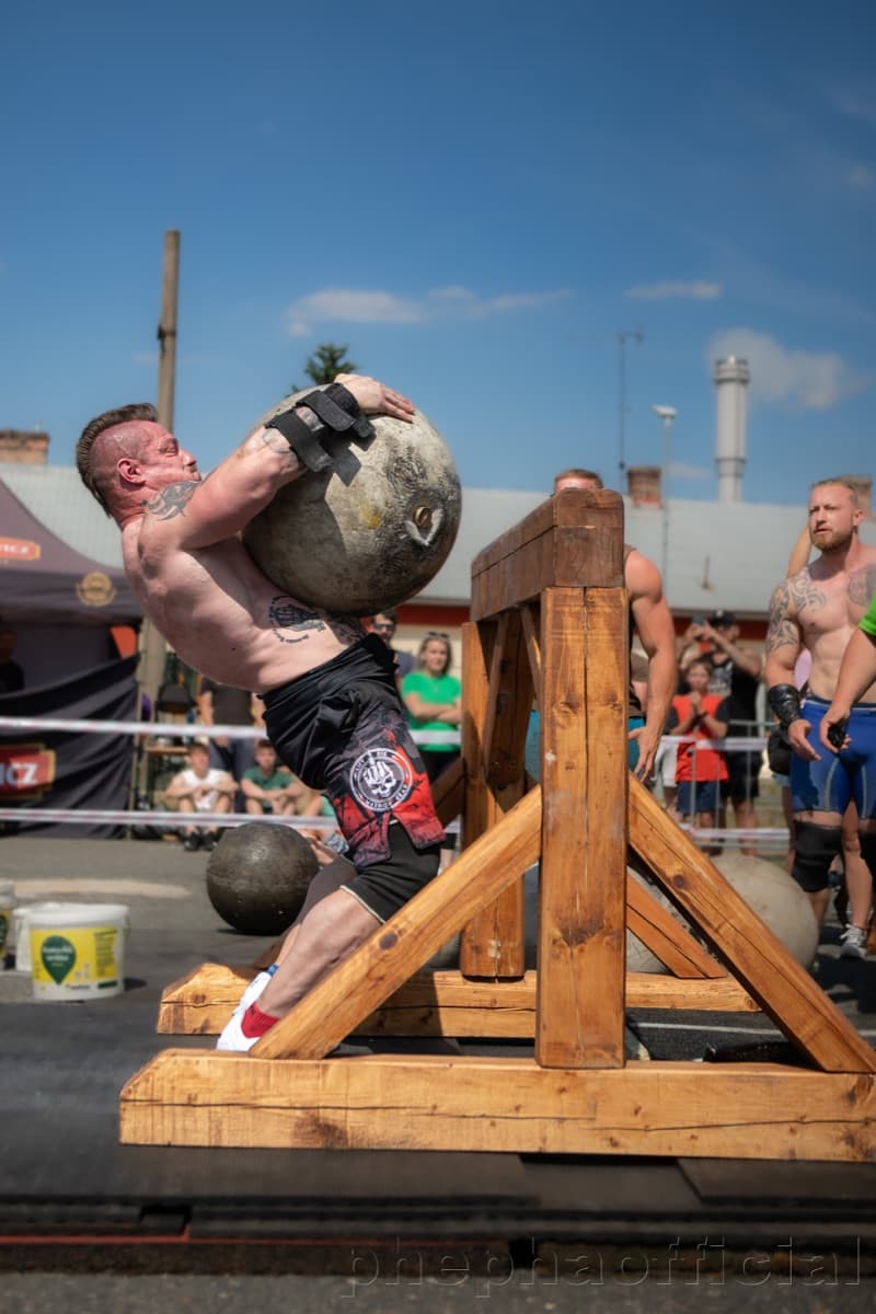Emanuel Pescari lifting an Atlas stone